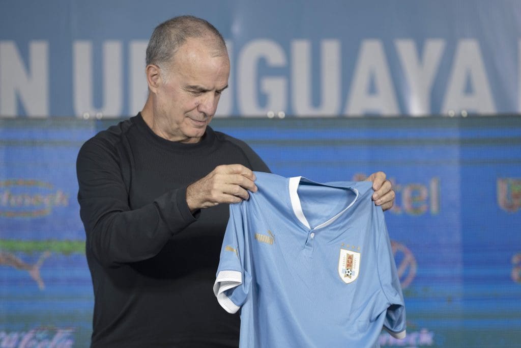 Bielsa mira la camiseta de la Selección Uruguaya durante su presentación